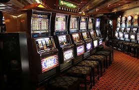 qq22vip ဂိမ်းလော်ဘီ live casino dealer နှင့် baccarat ကစားနေသော မြင်ကွင်း